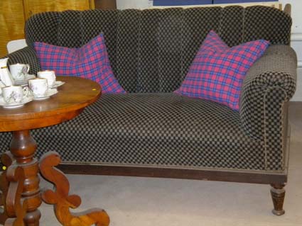 Clubsofa mit Textilbespannung