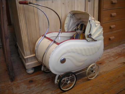 Puppenwagen metallgepr&auml;gt