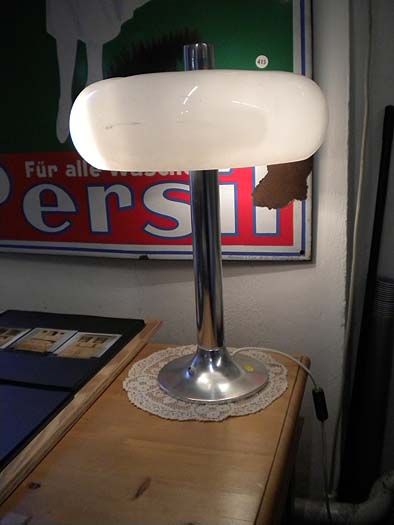 Schreibtischlampe mit Kunststoffschirm