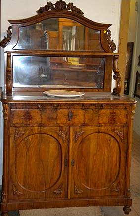 Nussbuffet aus dem Historismus