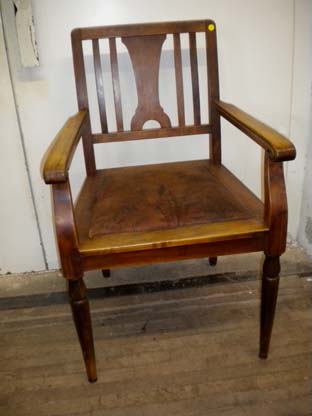 Sessel in Nuss mit orginaler Lederbespannung