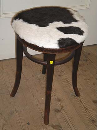 Thonethocker mit  Fell bespannt